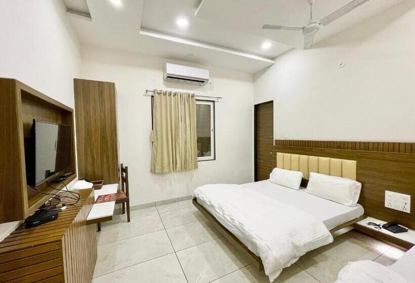 Трехместный Номер Deluxe, Govindam Inn ! Ujjain Fully Air Conditioned Hotel At Prime Location With Parking Availability, Near