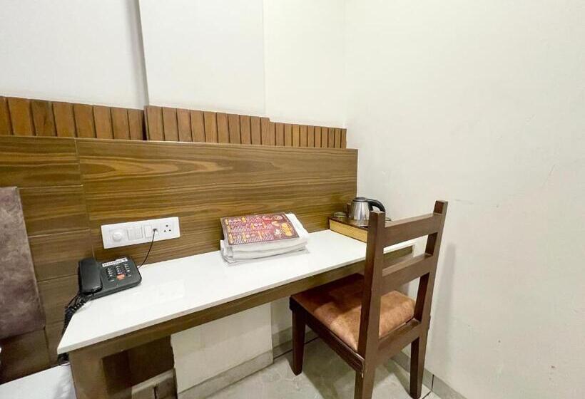Четырехместный Номер Стандарт, Govindam Inn ! Ujjain Fully Air Conditioned Hotel At Prime Location With Parking Availability, Near