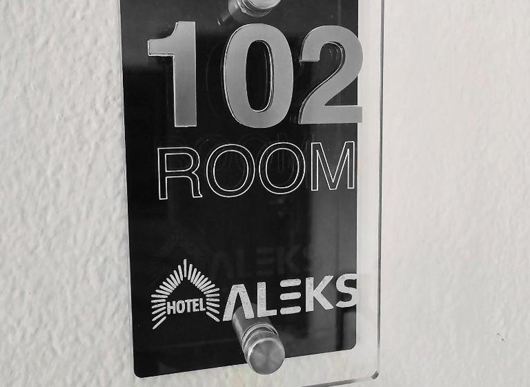 스탠다드 룸, Aleks
