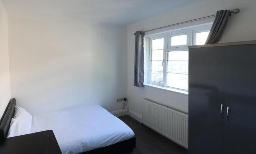 标准间, Room In Guest Room   Limehouse Townhomes Modern Spacious Serviced En Suite Room With A Garden View