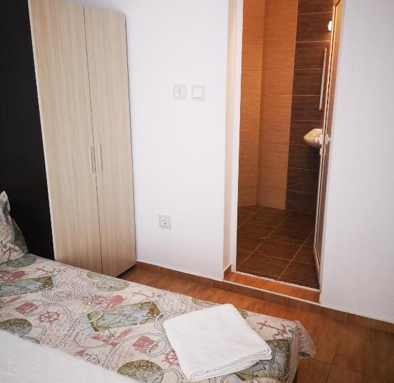 Classic room with balcony, Guest House Petrovi