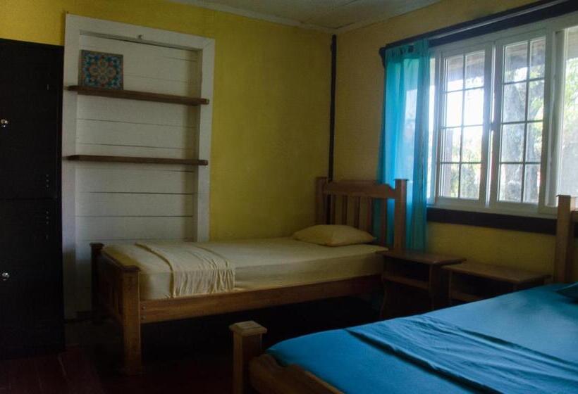سرير فى غرفة مشتركه, Spanish By The Sea   Bocas