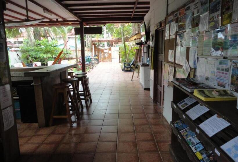 سرير فى غرفة مشتركه, Spanish By The Sea   Bocas