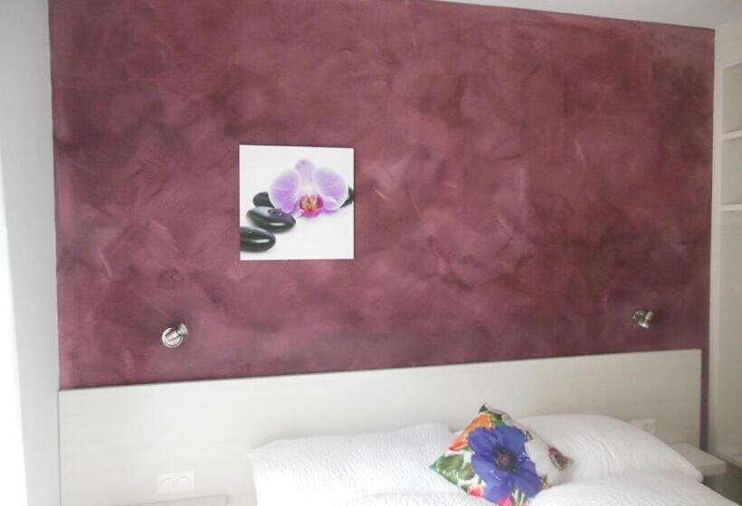 Полулюкс с Балконом, B&b Tencia