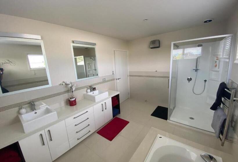 اتاق استاندارد با سرویس بهداشتی مشترک, Nottinghill B N B
