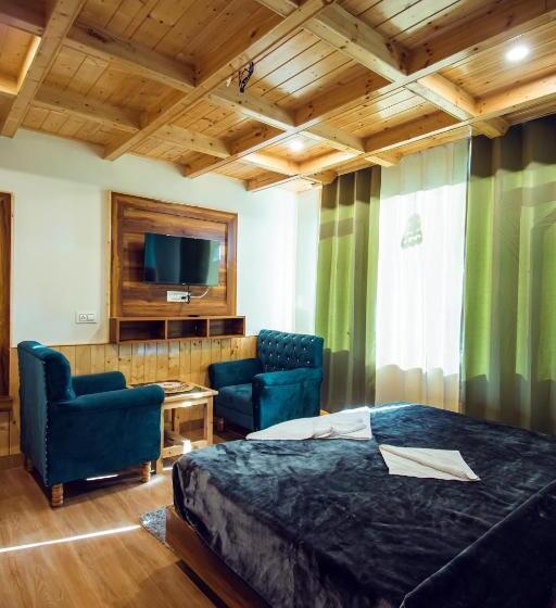 발코니 디럭스 룸, The Forest Pinnacle Hostel And Café, Old Manali