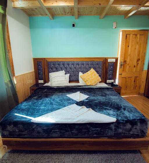 발코니 디럭스 룸, The Forest Pinnacle Hostel And Café, Old Manali