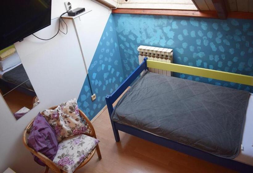اتاق استاندارد یک نفره, Favela Hostel