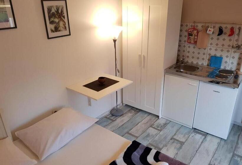استودیوی استاندارد, Favela Hostel
