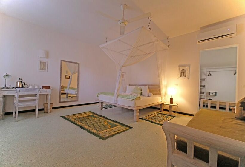 Полулюкс, Pongwe Bay Resort