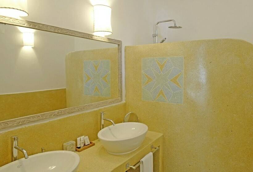 Полулюкс, Pongwe Bay Resort