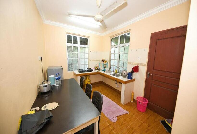 Апартаменты 3 Спальни, Oyo 91004 Homestay Masjid At Taqwa