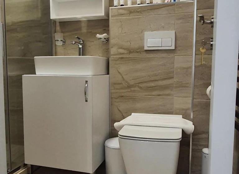 חדר לארבעה סטנדרטי עם מרפסת, Vila Ajet