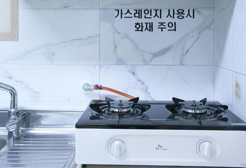 스탠다드 룸, Ronnie Pension