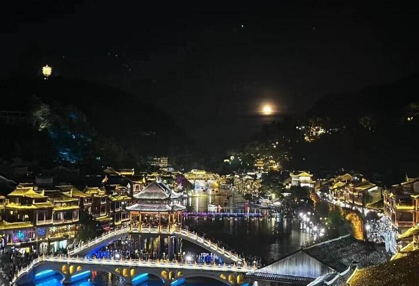 Номер Стандарт, 聚贤居客栈 Fenghuang Juxianju Inn