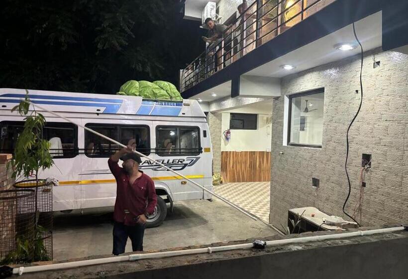 标准间, Saurabh