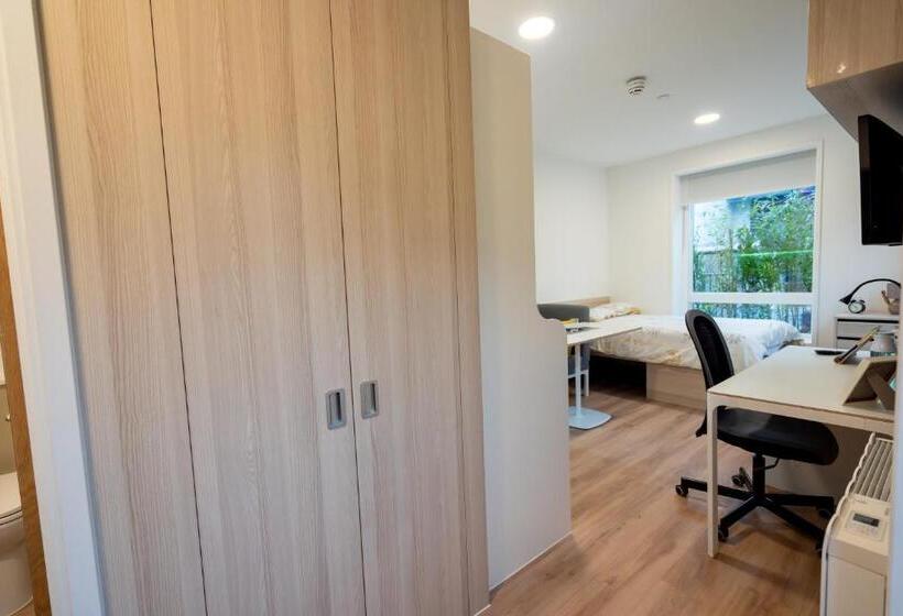 استودیوی استاندارد, Premium Studio   Sparkford House