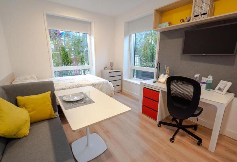 استودیوی استاندارد, Premium Studio   Sparkford House