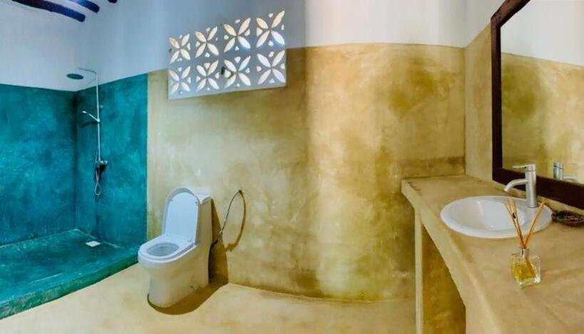 اتاق لوکس با بالکن و چشم‌انداز دریا, Lazy Beach House