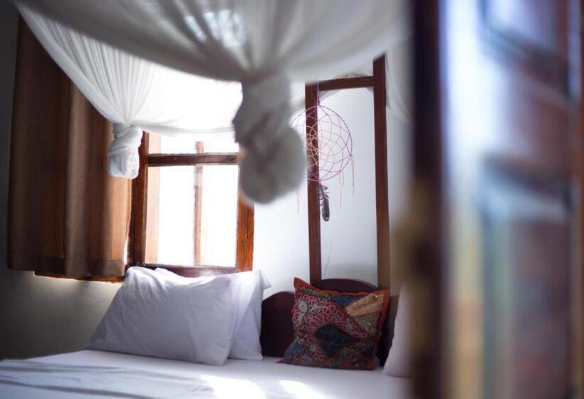 اتاق لوکس با بالکن و چشم‌انداز دریا, Lazy Beach House