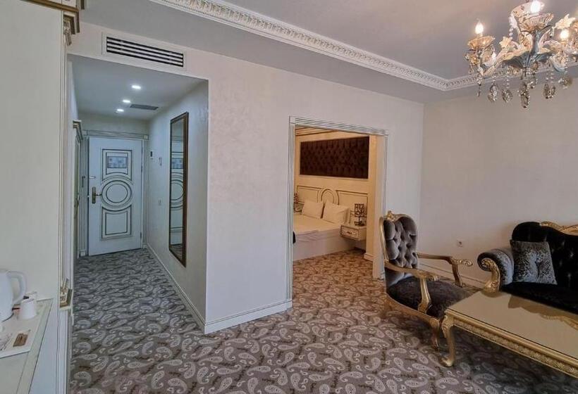 Suite Familiar, Opera