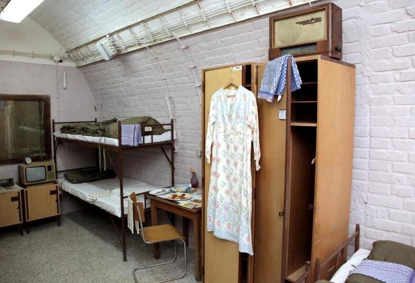 패밀리 룸 공용 욕실, 10z Bunker