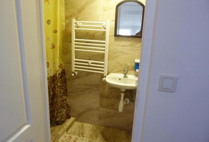 Номер Стандарт Трехместный, Center Hostel And Guest House