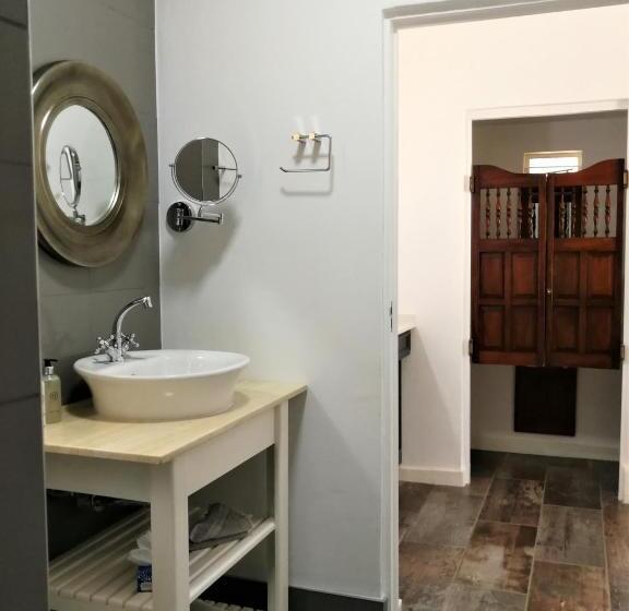 סוויטה, At 98 On Lynburn Guest House