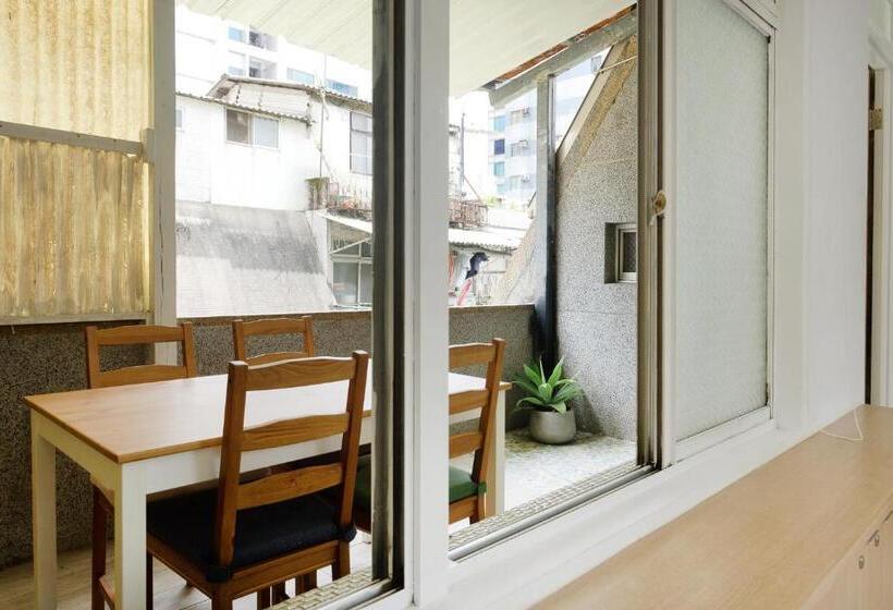 اتاق سوپریور با بالکن, Owlstay Flip Flop Hostel Garden