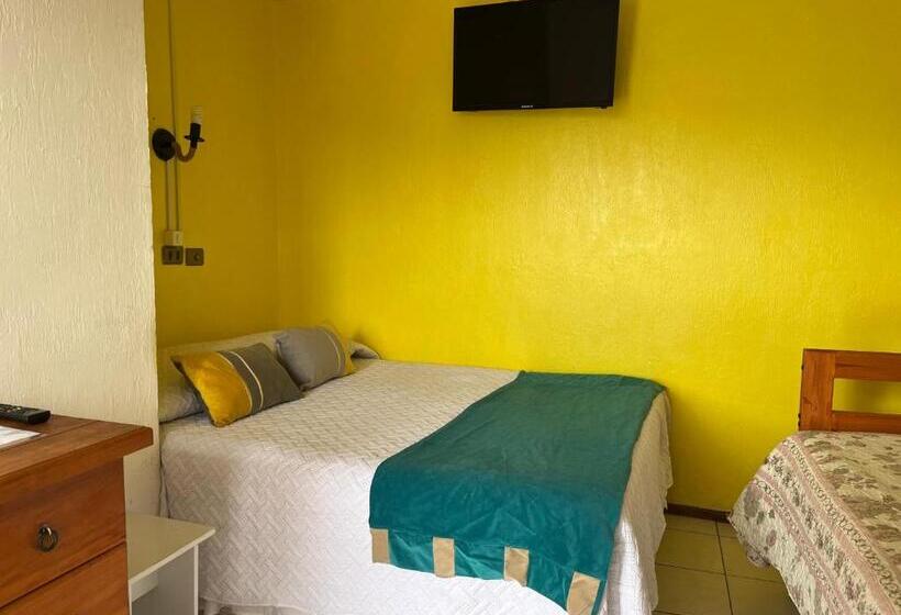 Pokój Standard Trzyosobowy, Hostal Avenue