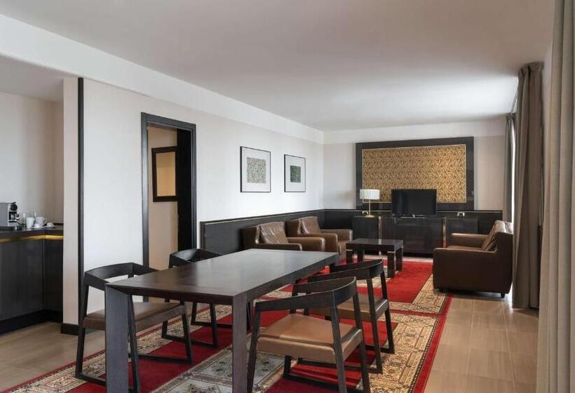 套房带泳池景, Radisson Blu Hotel N Djamena