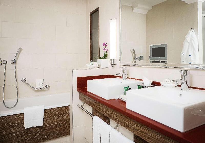 اتاق اساندارد با چشم‌انداز جانبی به دریا, The Sis Kata Resort   Adult Only