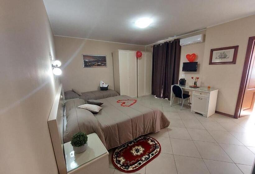 اتاق استاندارد سه تخته با بالکن, Fiumicino Inn Airport