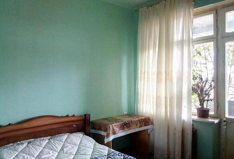 اتاق اکونومی, Room In The Centre