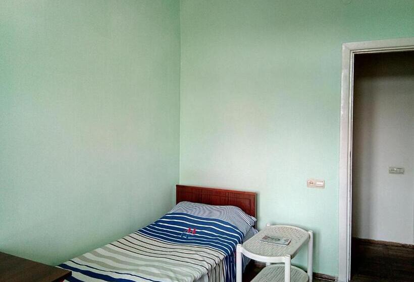 اتاق استاندارد یک نفره, Room In The Centre