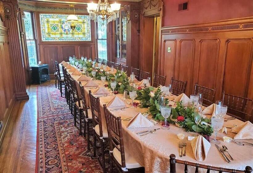 חדר דלוקס, Emig Mansion