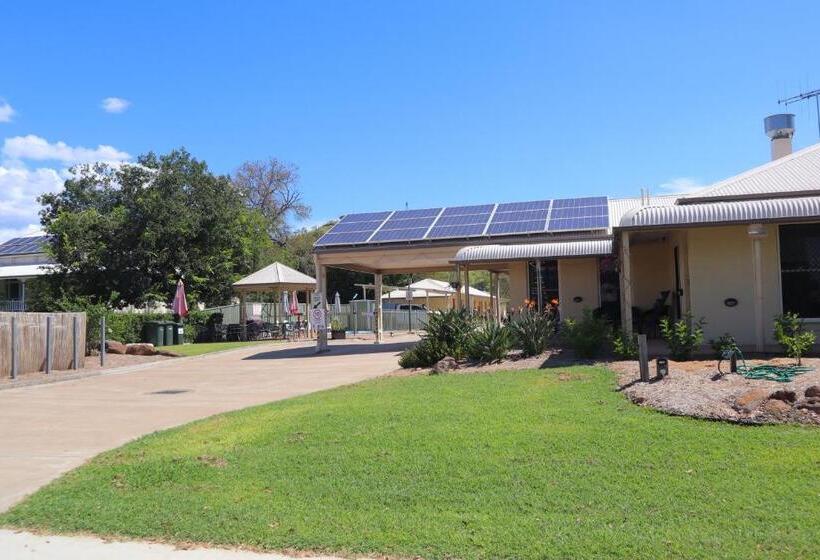 Семейный Номер, Country Roads Motor Inn Gayndah