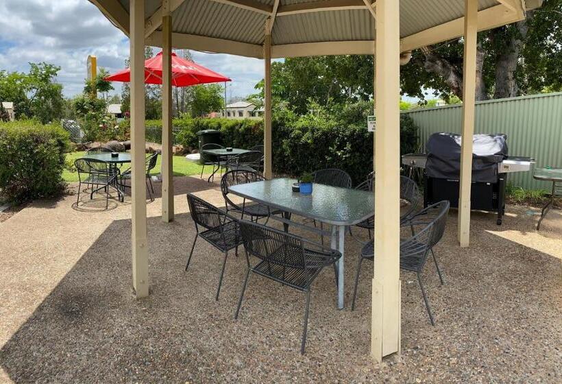 Семейный Номер, Country Roads Motor Inn Gayndah