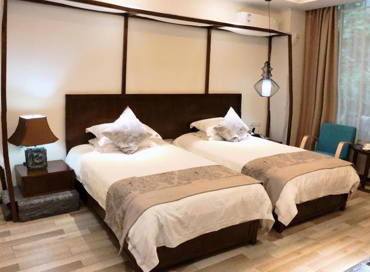 Номер Стандарт, Guilin Crystal Crescent Moon