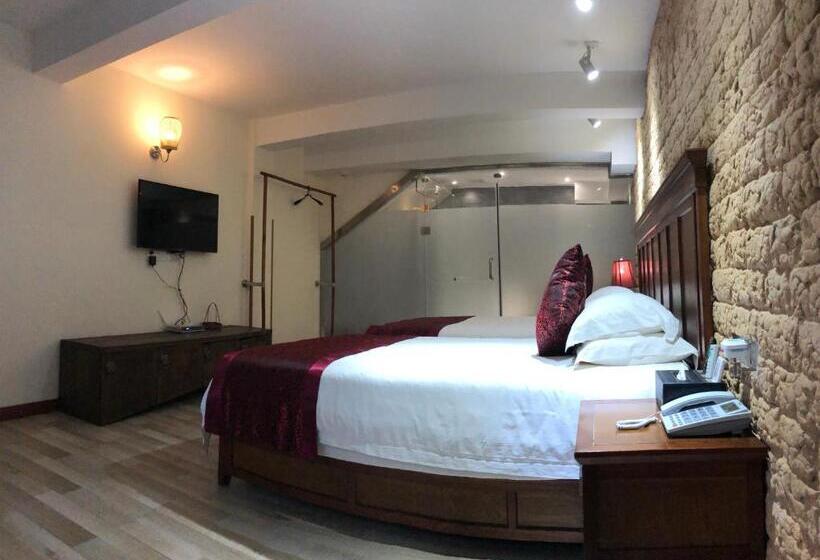 Номер Стандарт Вид на Горы, Guilin Crystal Crescent Moon