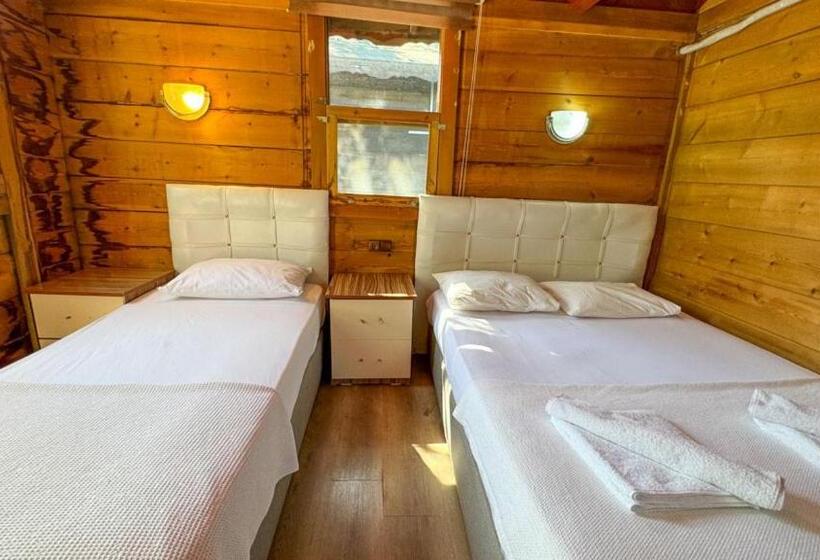 Трехместный Номер Стандарт с Балконом, Gaia Bungalow