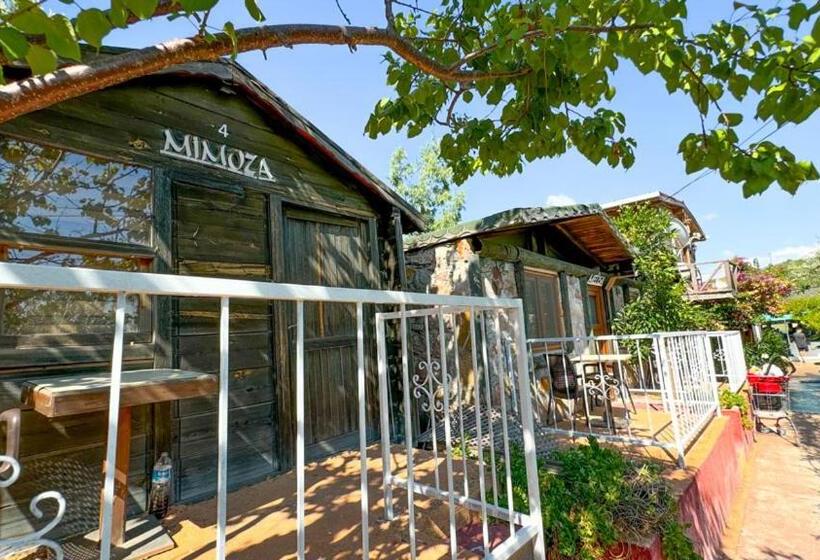 Трехместный Номер Стандарт с Балконом, Gaia Bungalow