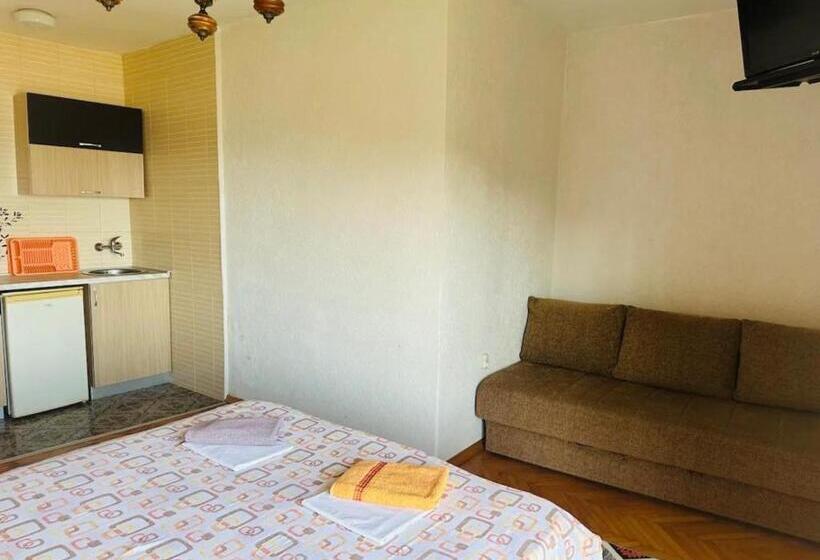 اتاق استاندارد چهارنفره با بالکن, Hana & Uma Apartments
