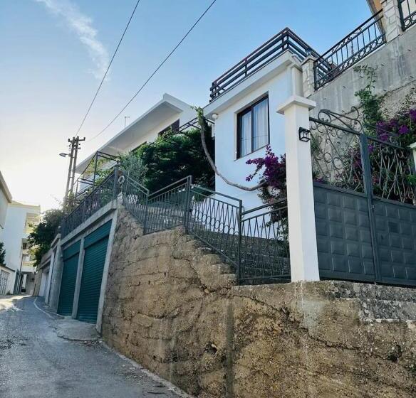 اتاق استاندارد سه نفره, Hana & Uma Apartments