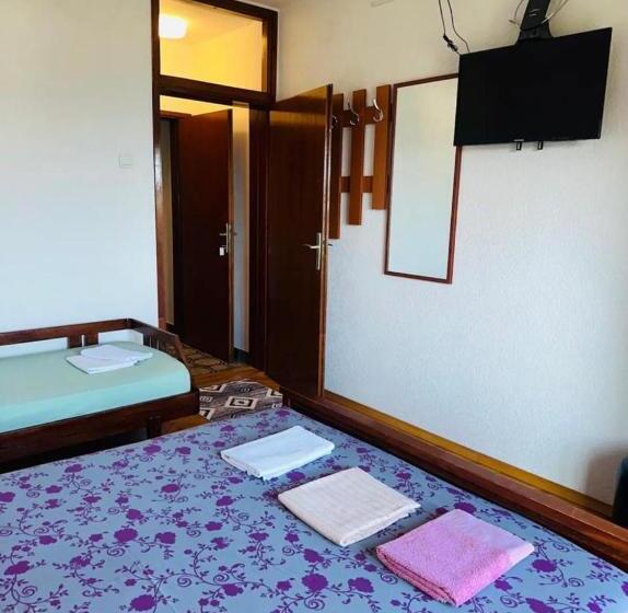 اتاق استاندارد سه نفره, Hana & Uma Apartments