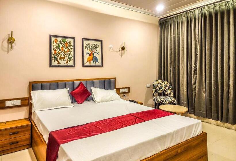 Номер Deluxe, Shivani Imperial Hotel & Banquet