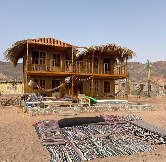 اتاق لوکس با چشم‌انداز دریا, The Bedouin Life With Eid Ali