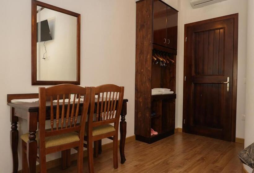 디럭스 룸 가든 전망, The House Of Dollma , Inside Kruja Castle