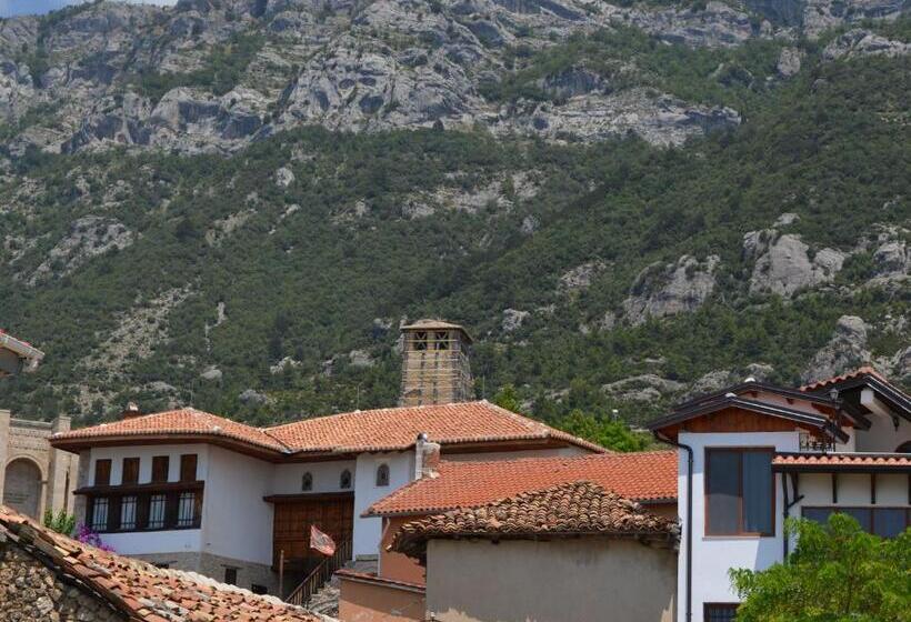 디럭스 패밀리 룸, The House Of Dollma , Inside Kruja Castle