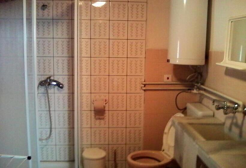 带阳台的三人标准间, Chapov Guest Rooms